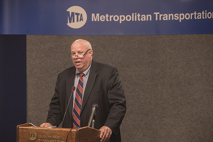 شكل 1.3: توماس إف بريندرغاست، رئيس هيئة النقل العام في ولاية نيويورك، يقوم بتحديث وسائل الإعلام حول مفاوضات العمل اليوم مع نقابات LIRR