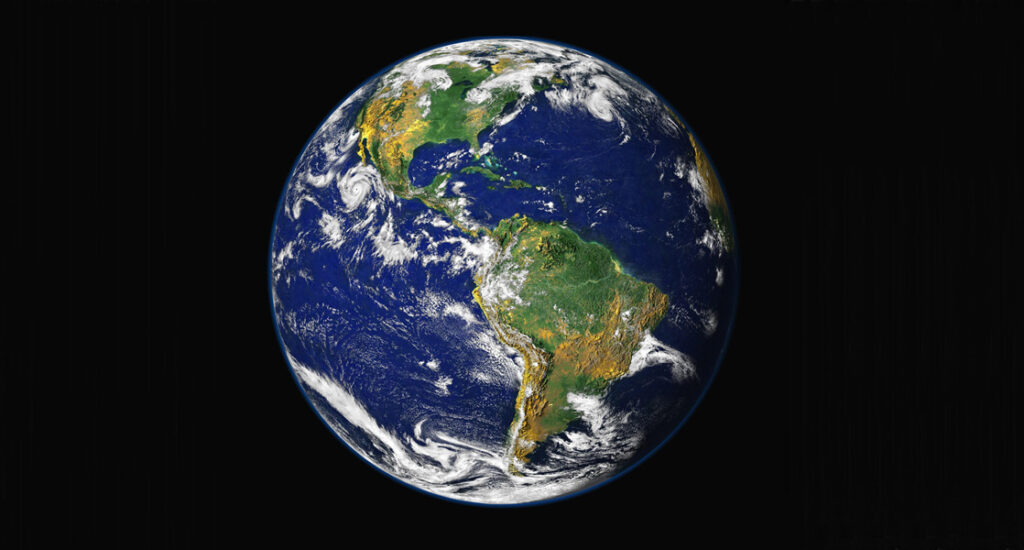 شكل 1.1: صورة ناسا مركبة من عدة صور للأرض تعتمد على الأقمار الصناعية